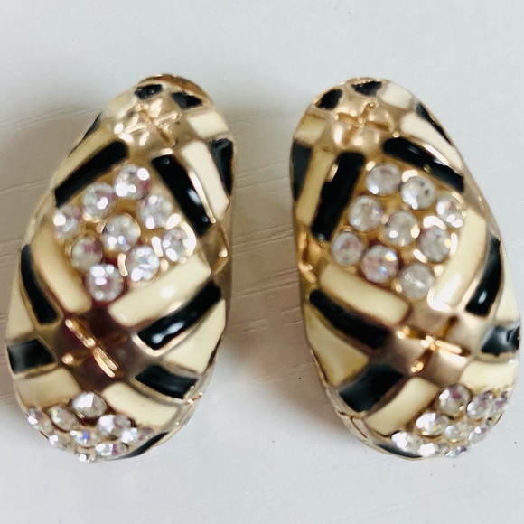 Newman Marcus 2 asymmetric Gold hinged 4” cuff bracelets. - Picture 11 of 16